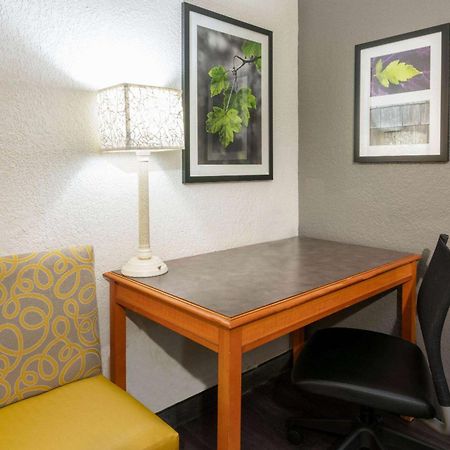 Super 8 By Wyndham The Woodlands North Otel Dış mekan fotoğraf