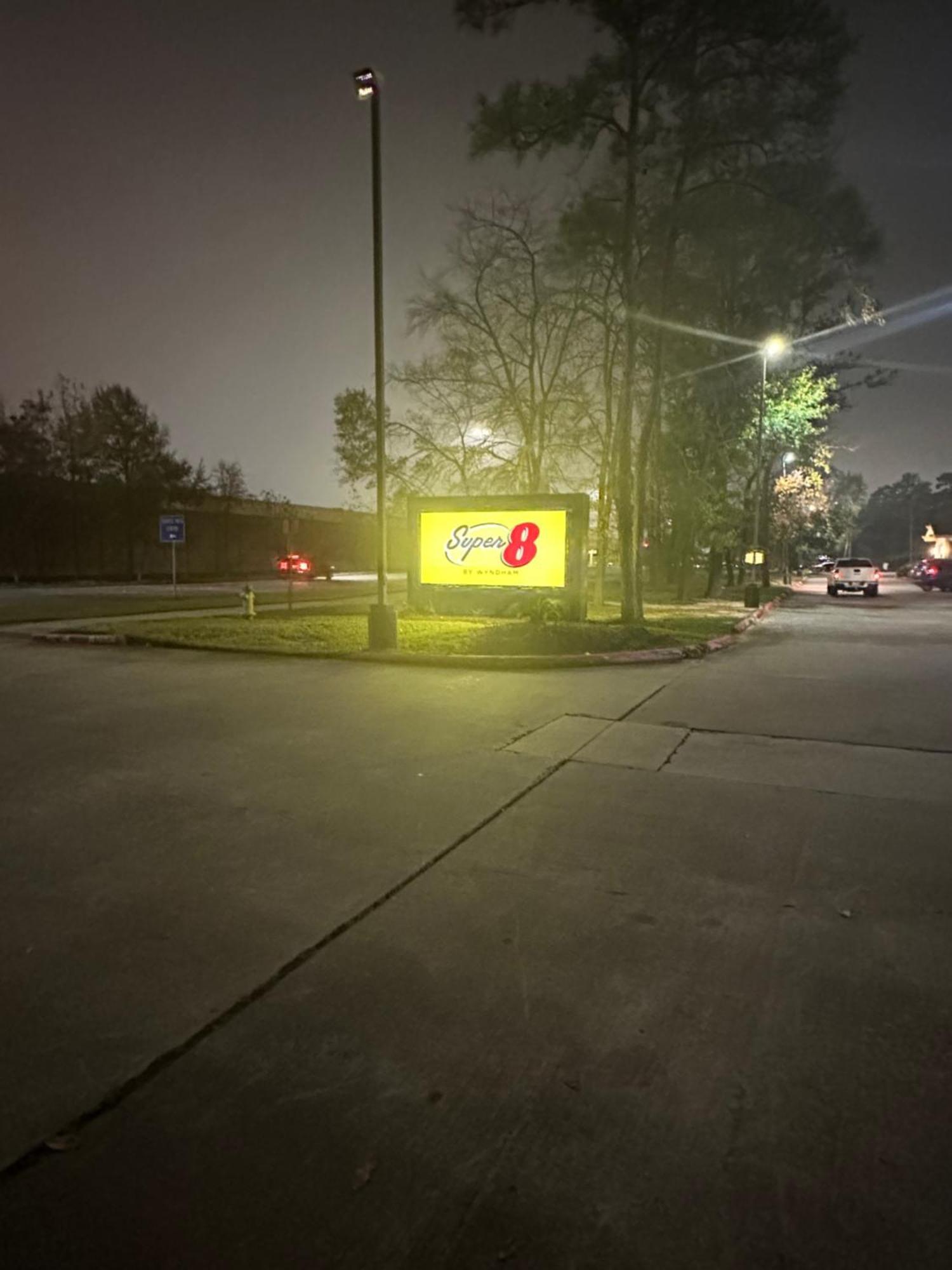 Super 8 By Wyndham The Woodlands North Otel Dış mekan fotoğraf