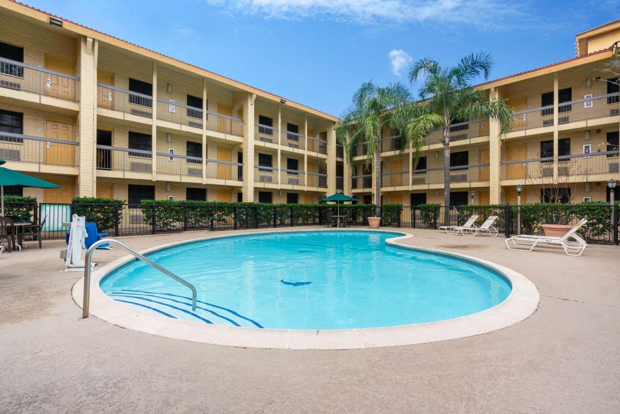 Super 8 By Wyndham The Woodlands North Otel Dış mekan fotoğraf